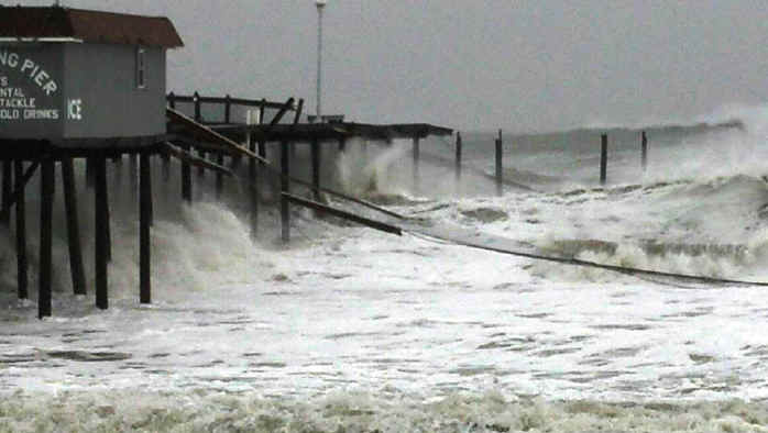 York dock near the KN0S QTH with waves crashing agaist the piers.