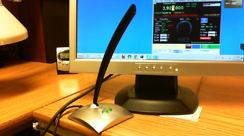 USB desk microphone by LCD screen showing W4MQ software running.