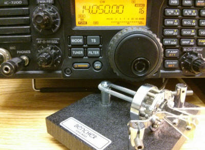 The IC-7200 tuned to14.050 CW and the Bencher paddle.